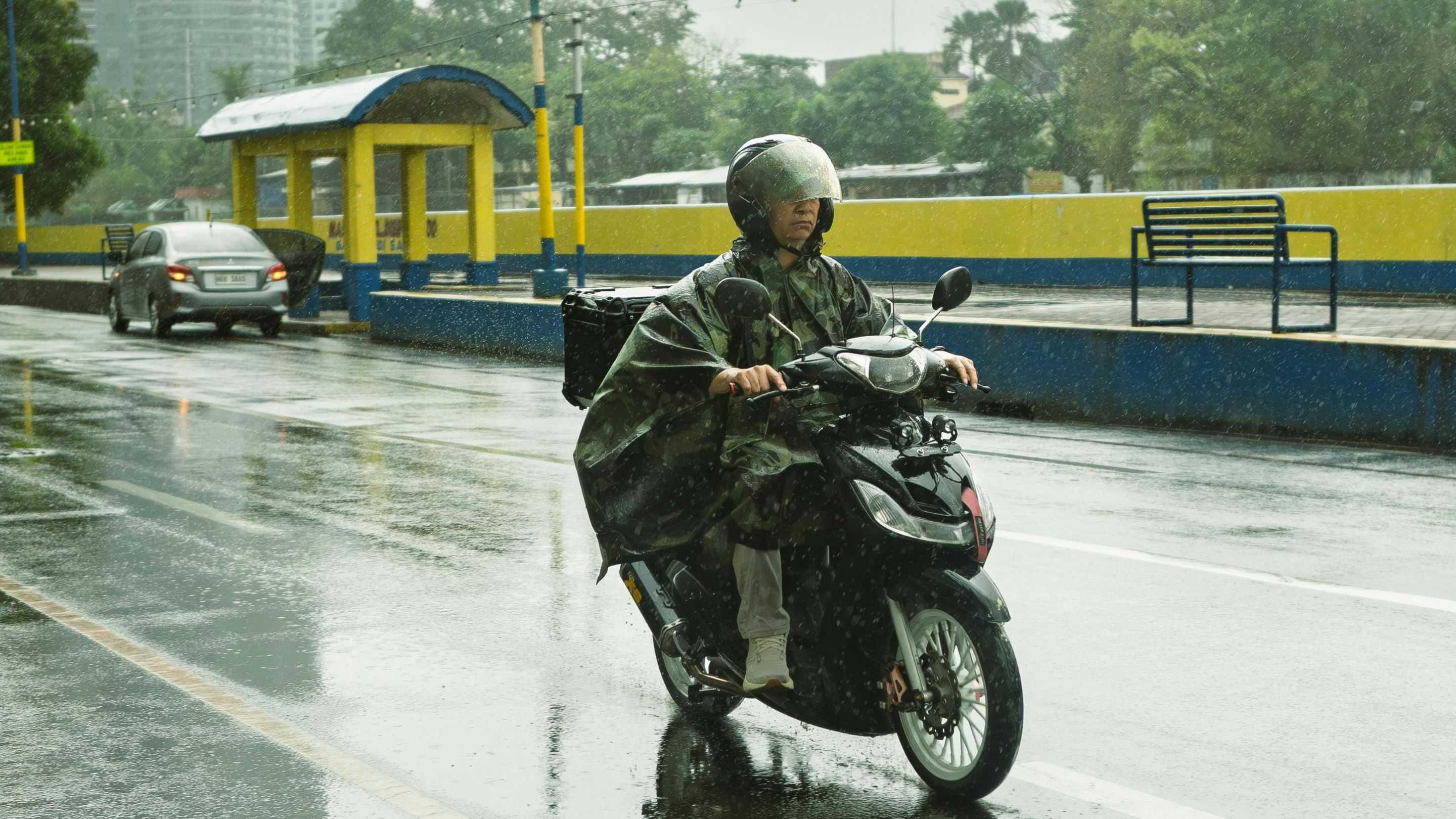 5 Tips Berkendara Saat Musim Hujan agar Tetap Aman dan Nyaman